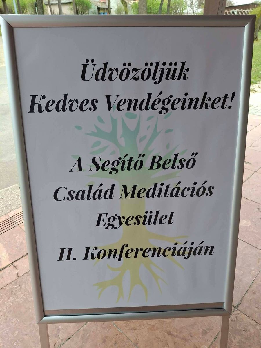 Az egyesület köszöntő táblája a helyszín bejáratánál, rajta az életfa-embléma.