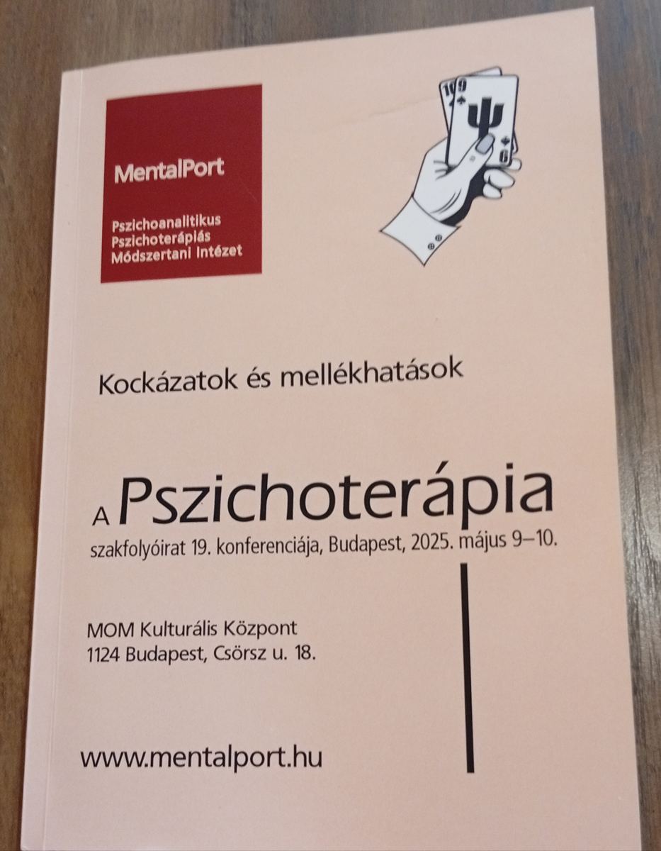 A 2025-ös konferencia absztraktkötetének borítója: „Kockázatok és mellékhatások”.