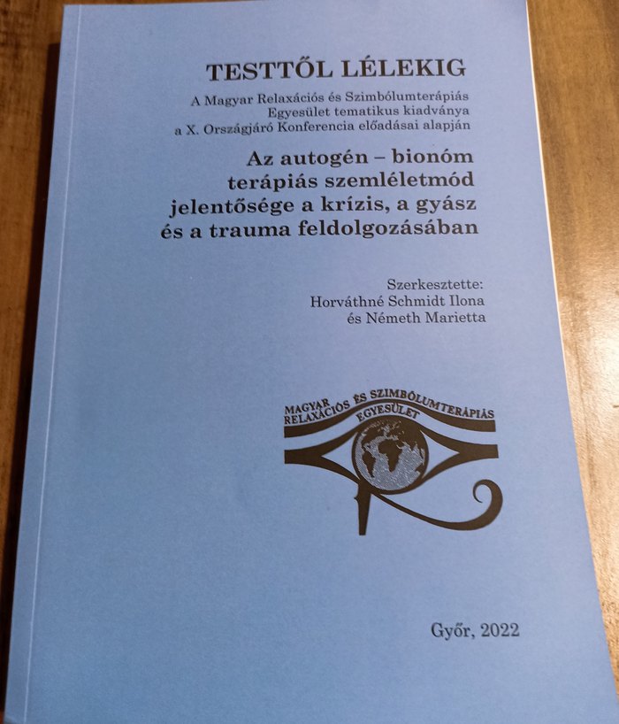 A Testtől lélekig című kötet borítója